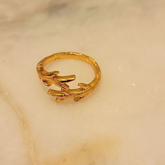 NWT Gorjana Leaf Ring Flower 18k Gold Dainty Feminine Thin Stack Layering 6 7 8 - Picture 1 of 6
